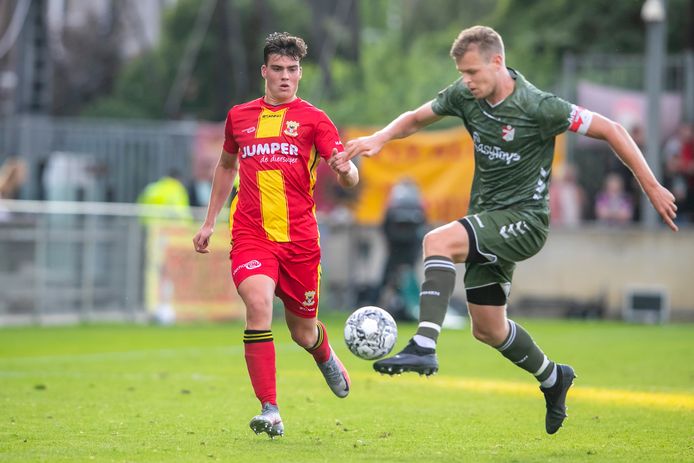 Olaf Kok (links), was één van de doelpuntenmakers in de met 2-1 gewonnen wedstrijd van Go Ahead Eagles O21 tegen AFC O21.