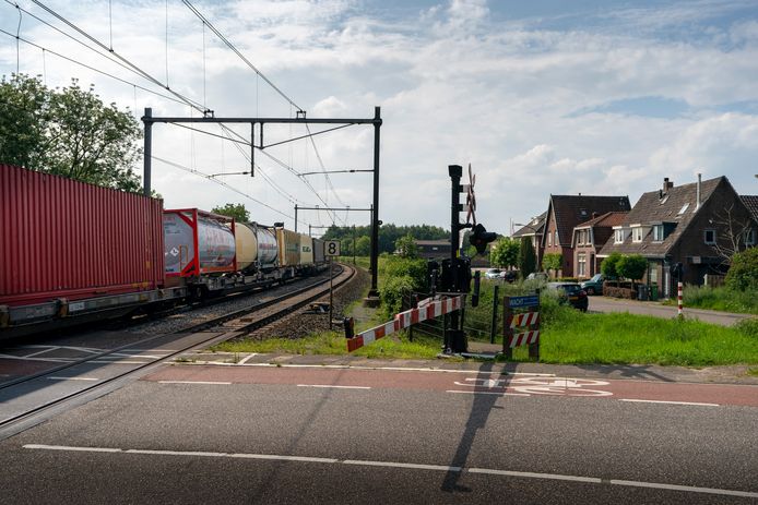 De oversteek van de Brugstraat naar Kalkheuvel en industriezone De Ladonk.