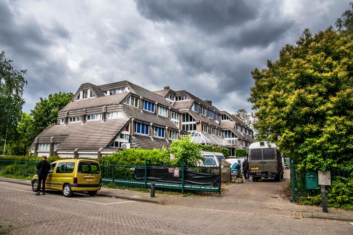 Bij een controle in het gekraakte kantoorpand op Stappegoor werd een handelshoeveelheid softdrugs aangetroffen. Burgemeester Weterings wil het pand daarom 3 maanden sluiten.