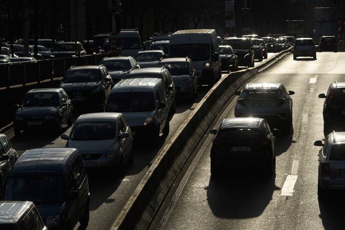 In Brussel gebeuren liefst vier op de tien verplaatsingen nog altijd per 'persoonlijk gemotoriseerd voertuig'. Enkel Rome scoort slechter in Europa, zo staat in de studie, die het Duitse Wuppertal Instituut uitvoerde in opdracht van Greenpeace.