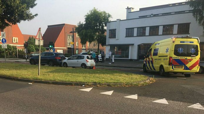 Twee auto's zijn zondagochtend rond 7.30 uur op elkaar gebotst.