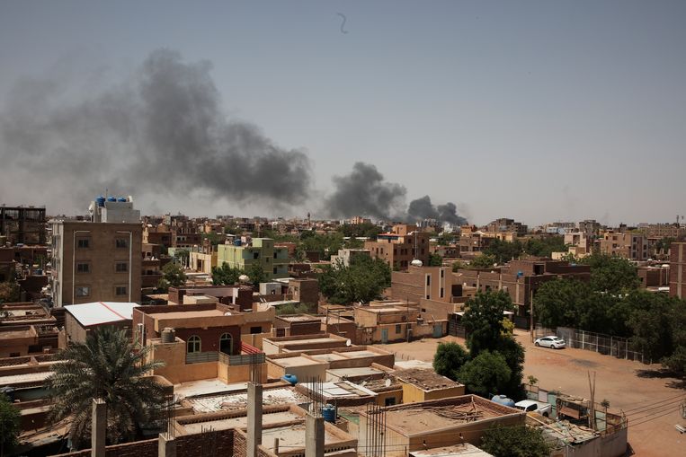 Primi olandesi evacuati dal Sudan, il convoglio francese e del Qatar ha sparato