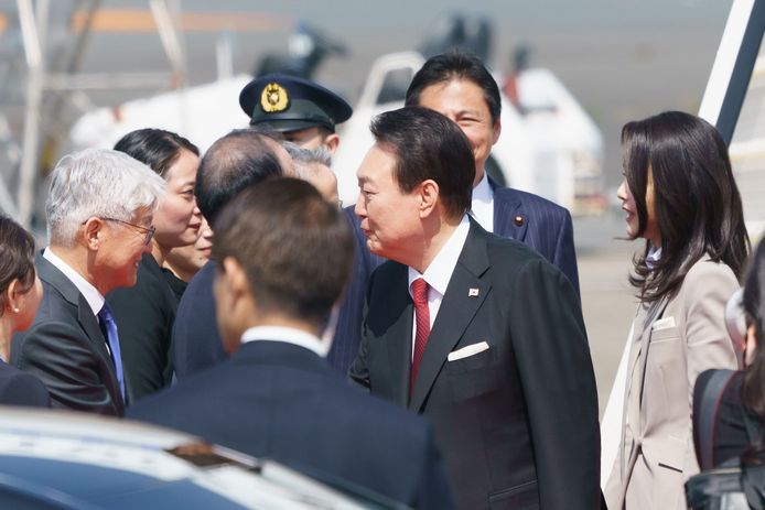 Zuid-Koreaanse president Yoon Suk-yeol en zijn vrouw Kim Keon-hee komen aan in Japan.
