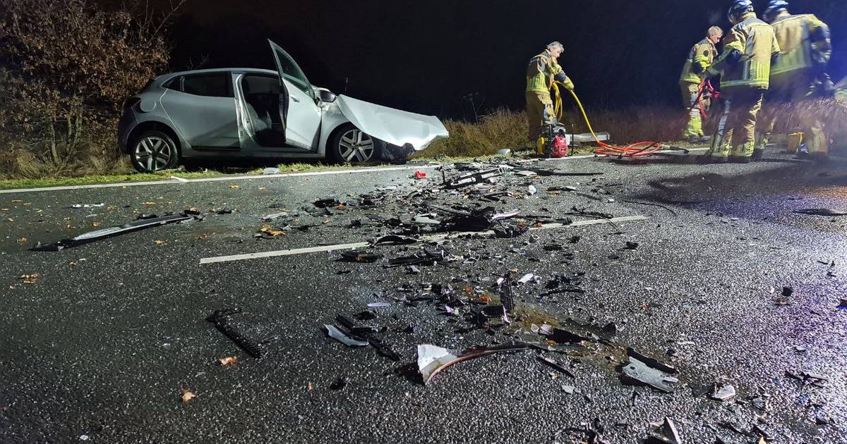 Oostweg net buiten Enschede dicht na frontale botsing tussen twee autos.