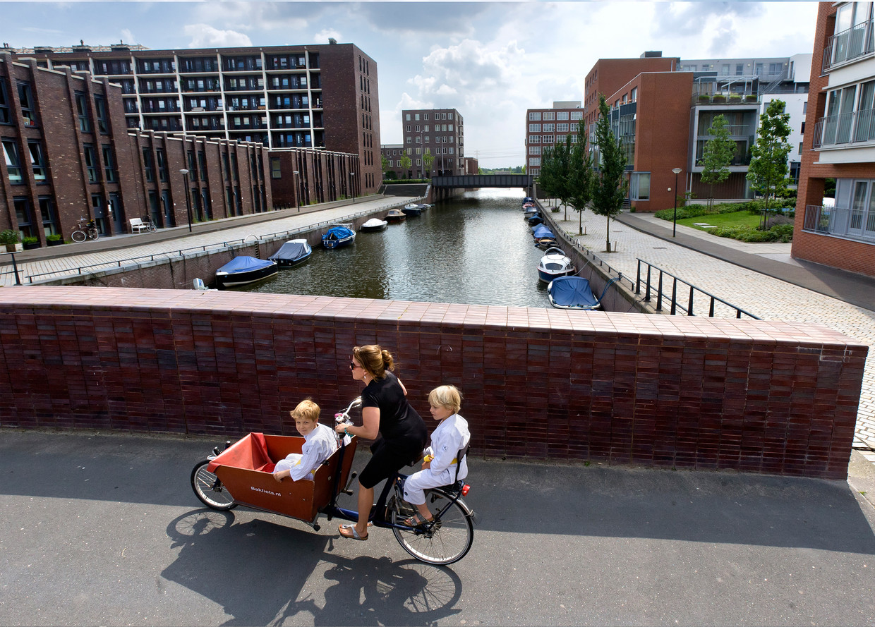 Nieuwbouwwijk IJburg, een woonwijk in het oosten van de gemeente Amsterdam. In Amsterdam is nog maar één op de drie jongeren onder de vijftien van Nederlandse afkomst. Beeld David Rozing / Hollandse Hoogte