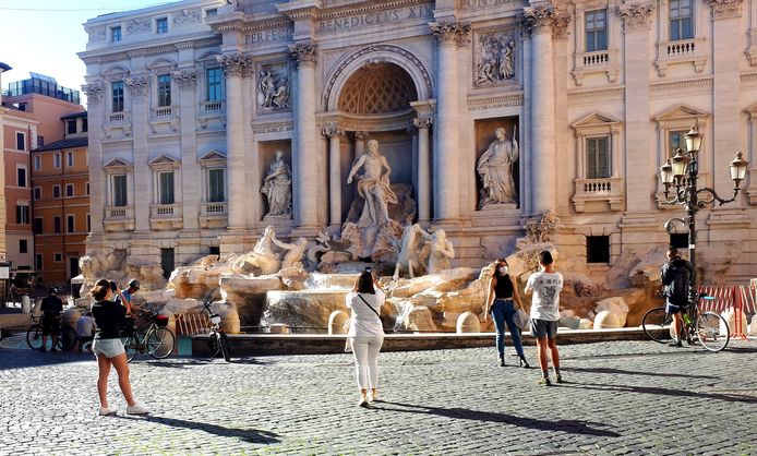 Bij de Trevi-fontein in Rome is het normaal hartstikke druk en verdringen de mensen elkaar, maar in coronatijd is dat heel anders.