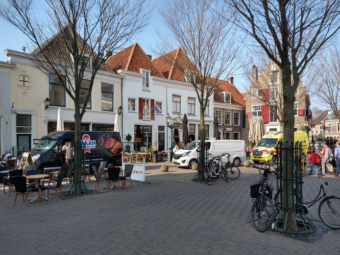 Problemen op de Hof in Amersfoort: een ambulance kan er niet langs omdat leveranciers in de weg staan.
