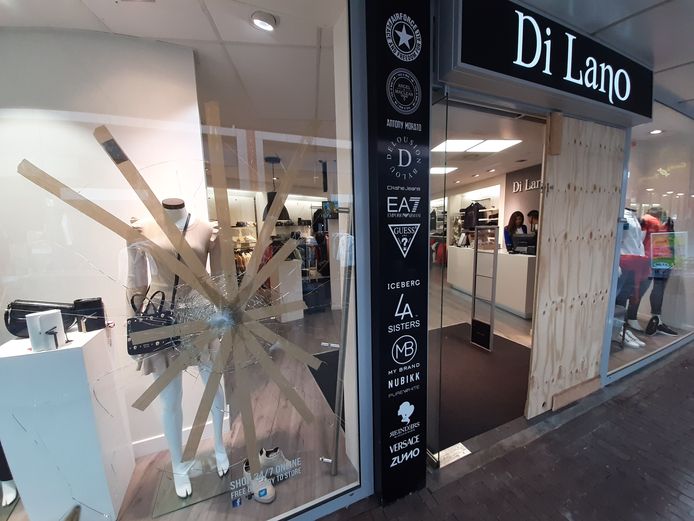 Opnieuw een inbraak bij Di Lano Fashion, de derde. In de nacht van maandag op dinsdag haalden kledingrovers ’s nachts de schappen leeg.