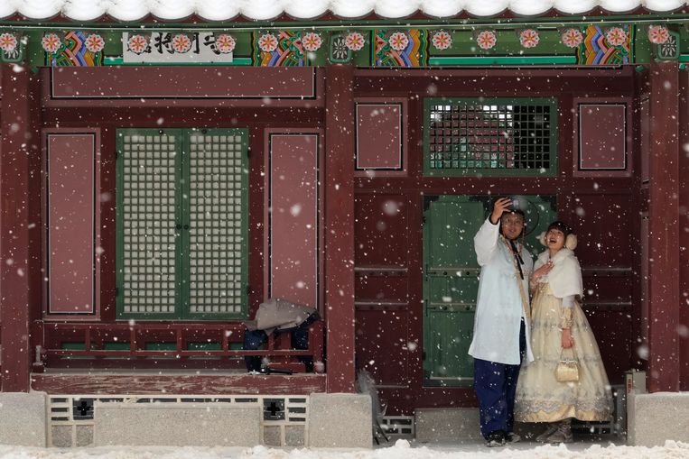 In Seoul, de hoofdstad van Zuid-Korea, gaat een stel op de foto voor het Gyeongbok-paleis.

 Beeld AP