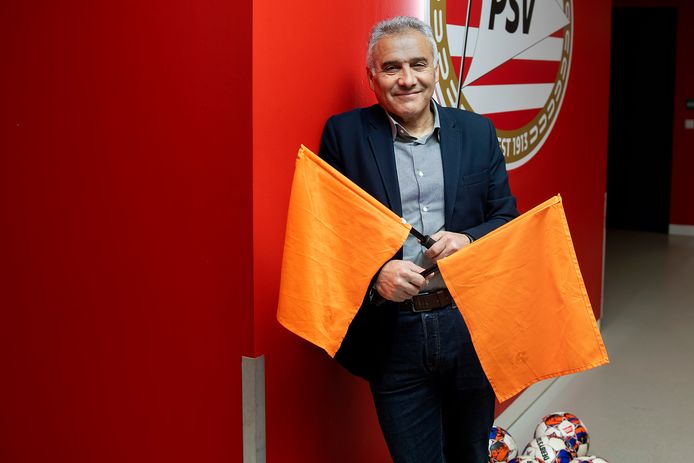 Göksal Kaya is scheidsrechterscoördinator en begeleider van de ballenjongens bij PSV.