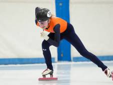 Shorttrackster uit Lage Zwaluwe transformeert in een ware gouddelver: ‘Ik win nu van meiden waar ik vroeger dik van verloor’
