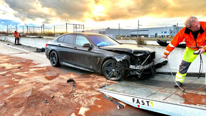 Wagen zwaar beschadigd na klap tegen middenberm op A11