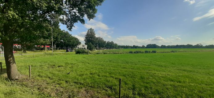 Het Tuunterveld bij Winterswijk, gezien vanaf de Mentinkweg. Links de rand van het dorp en de Rondweg-West, rechts het beoogde terrein voor woningbouw.