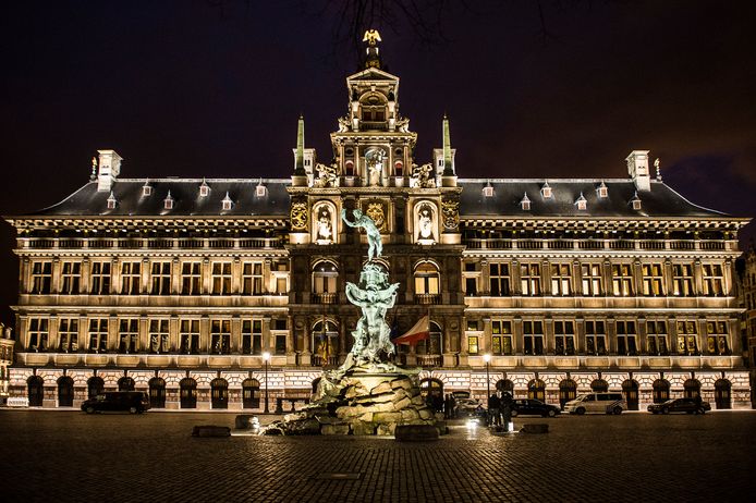 Ook de verlichting van het stadhuis gaat uit zaterdagavond.