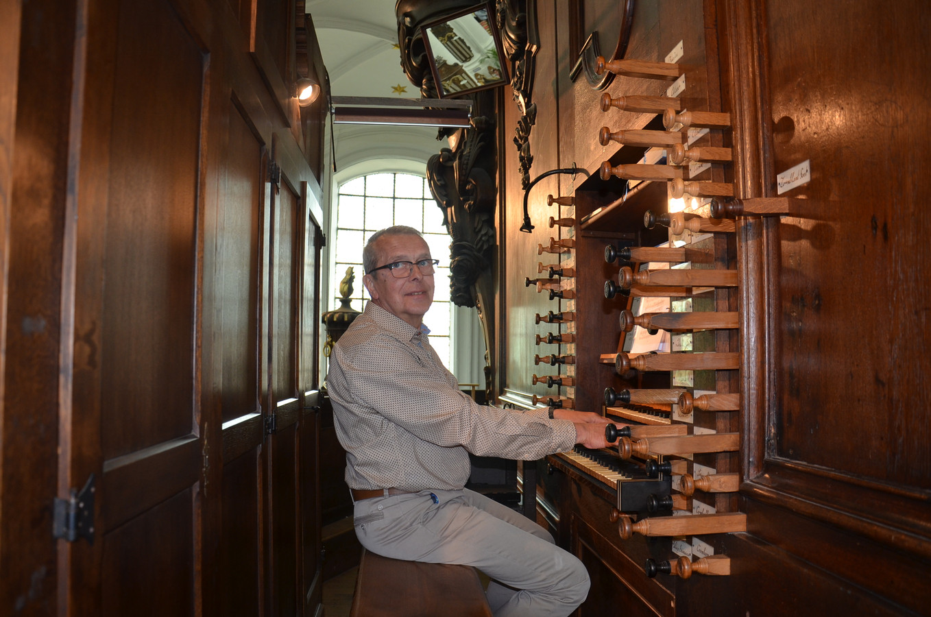 Orgelist Eric Vernaillen aan het orgel in de Abdijkerk van Ninove.