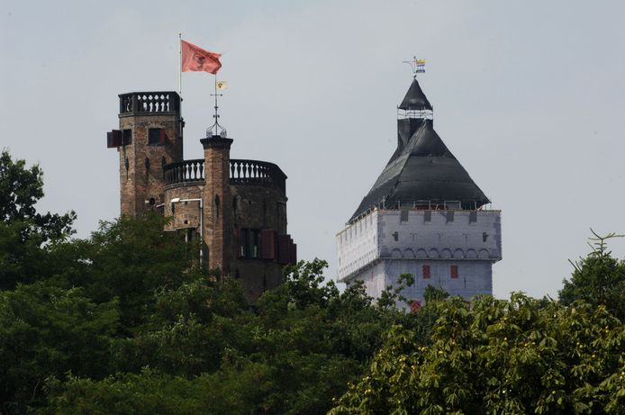 De nepdonjon in 2005 in het Valkhofpark. Het was toen een aantrekkelijke, maar tijdelijke toeristische attractie.