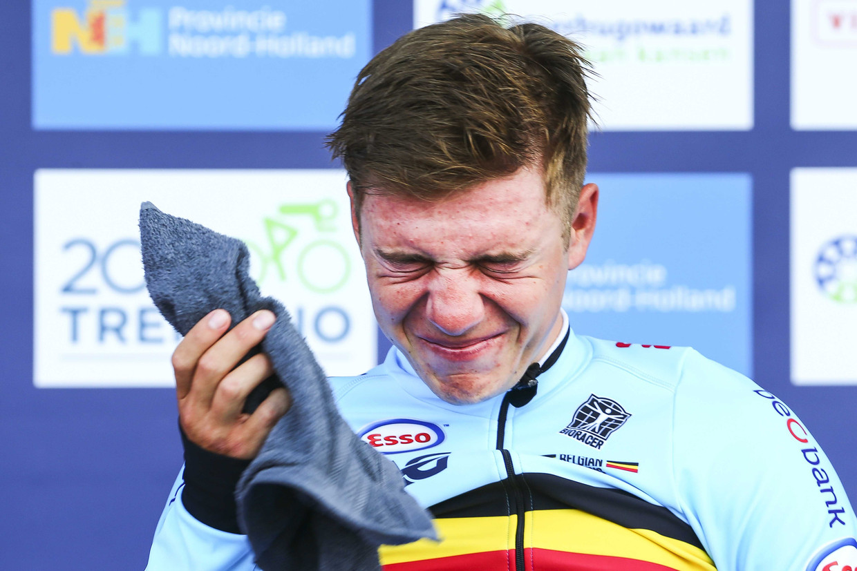 Een geëmotioneerde Evenepoel kroont zich in Alkmaar tot Europees kampioen tijdrijden. Beeld EPA