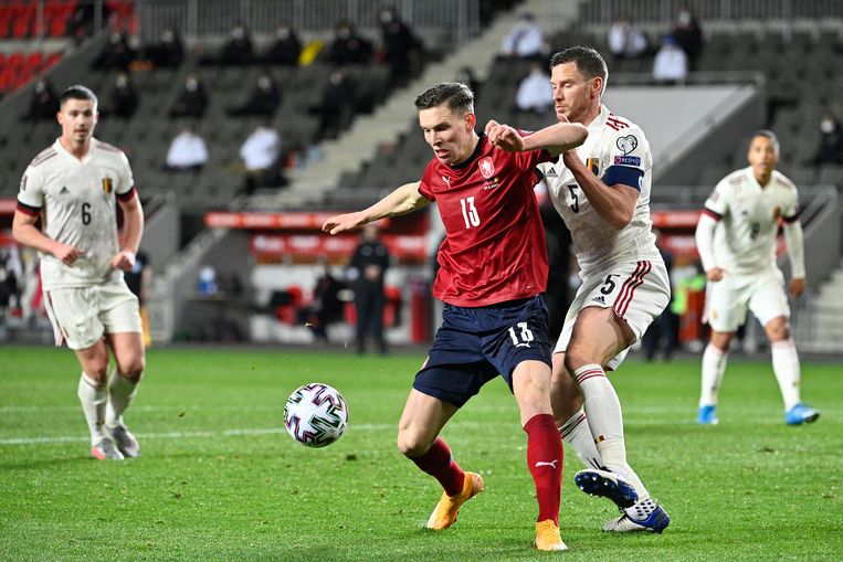 Jan Vertonghen verdedigt op de Tsjech Lukas Provod, zaterdagavond. Beeld BELGA