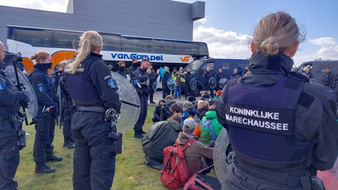Tientallen actievoerders Extinction Rebellion aangehouden op Eindhoven Airport
