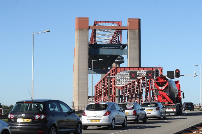Verkeer staat ook in de spits vaak vast voor de geheven brug tussen Hoogvliet en Spijkenisse.