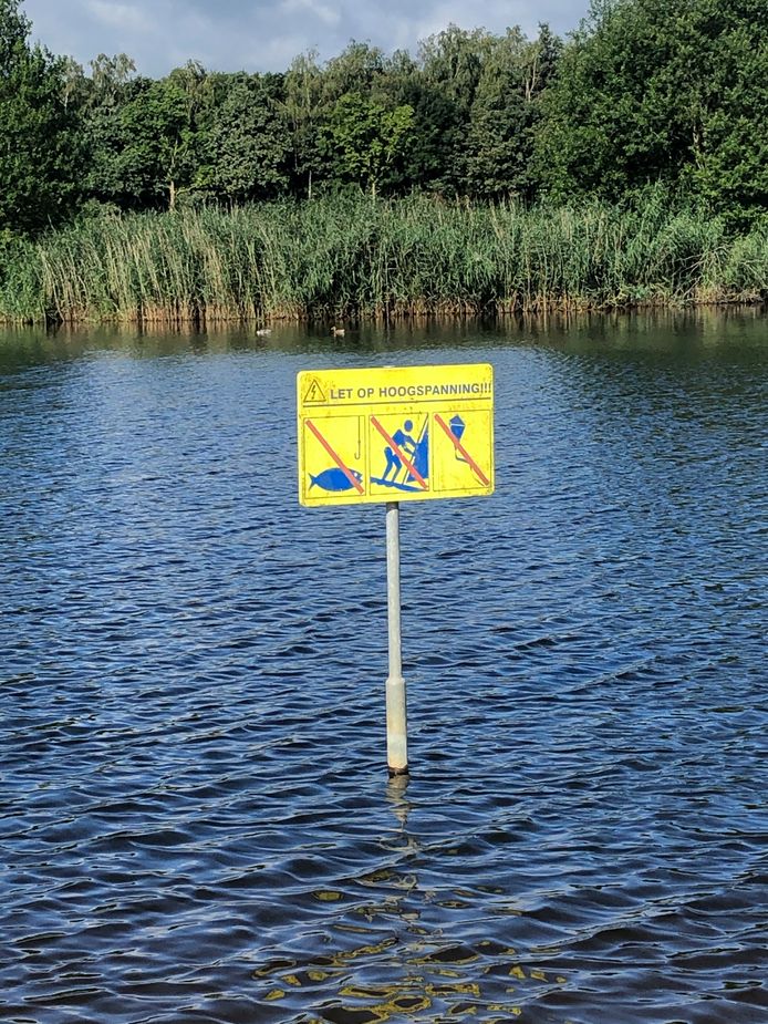 In de vijver staat een waarschuwingsbordje. Desondanks wordt er veel gevist in de vijvers.
