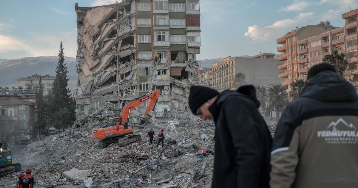 В пострадавшем районе Турции снова толчки |  снаружи