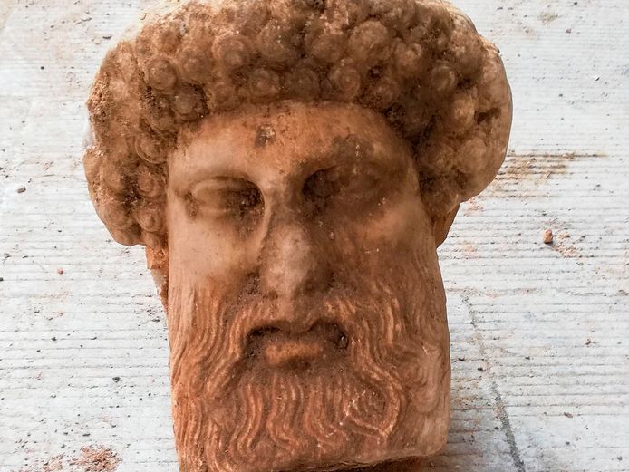 Dit eeuwenhoude hoofd van god Hermes werd opgegraven in Athene.