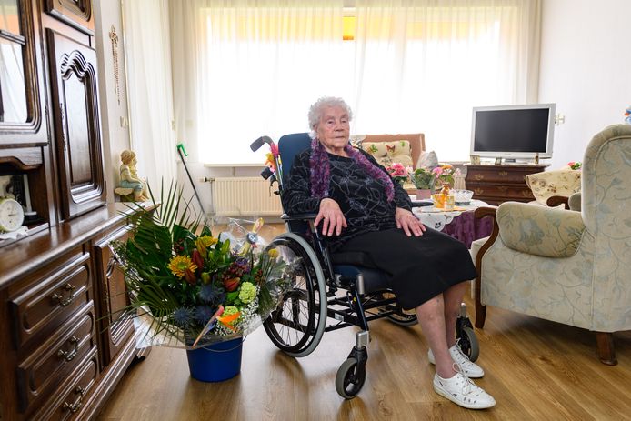 Annie Teesink is 107 jaar. Voor de oudste van Enschede is het geen gezellige verjaardag. Door de Covid-maatregelen mag de familie niet op visite komen.