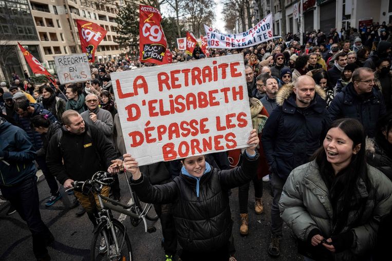 ‘Het pensioen van Élisabeth gaat te ver’, staat op dit protestbord met een woordspeling op de achternaam van de premier. Beeld AFP