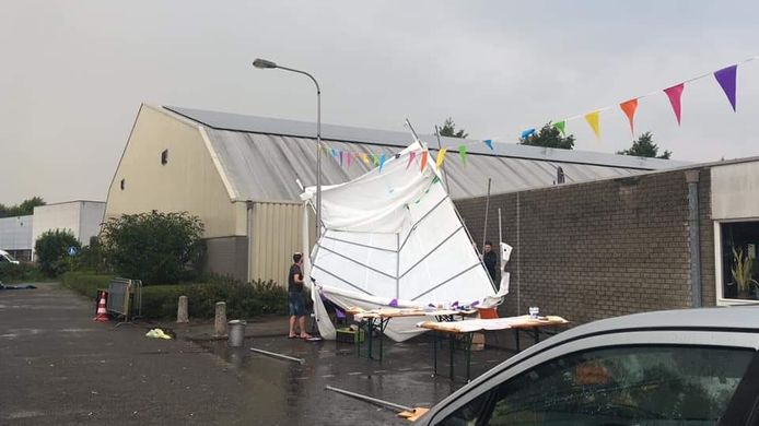 In Oudewater waaiden enkele tenten van een scoutingkamp weg
