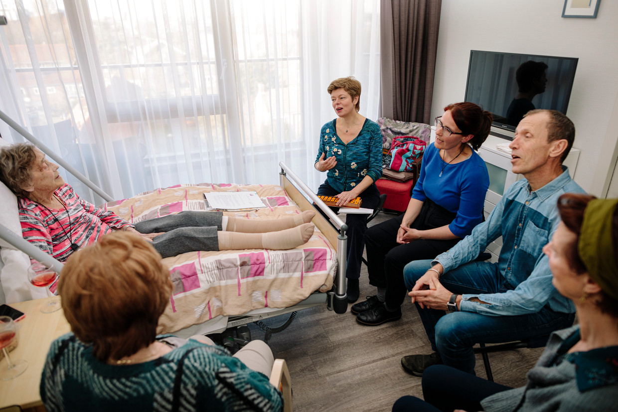 De Bedside Singers zingen voor Mies Theunissen (91) en haar buurvrouw. Vanaf links: Petrie Akkerman, Brenda Poppenk, Sam Smakman en Lidewijde Stolte.  Beeld Marc Driessen