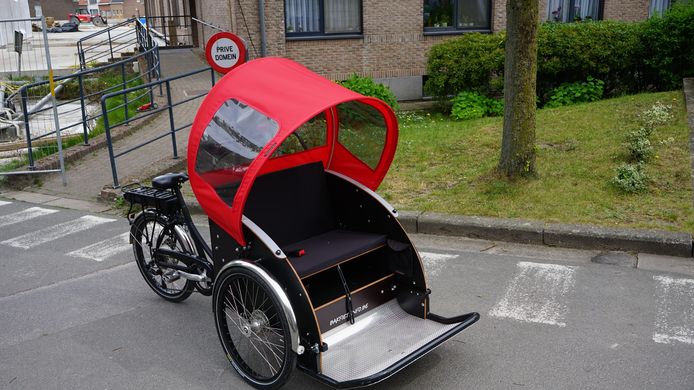 De riksja waarmee men minder mobiele personen wat meer naar buiten brengt.