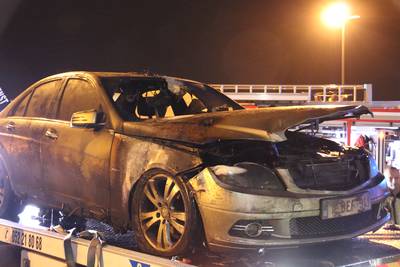 Auto gaat in vlammen op in afgesloten garage: voertuig brandt volledig uit