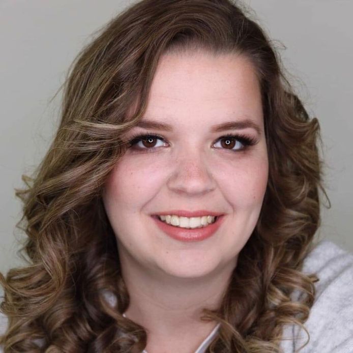 Ivanna Besseling (26) uit Gouda beschildert stenen voor Dodenherdenking: ,,Om mensen die iemand hebben verloren door de Tweede Wereldoorlog een hart onder de riem te steken."