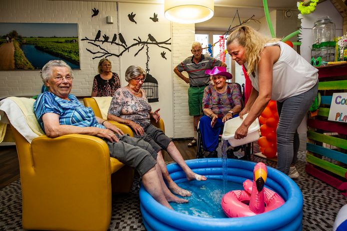 Er wordt veel geïmproviseerd om ouderen te laten afkoelen tijdens snikhete dagen. Zuid-Holland zet nu in op drie innovatieve proefprojecten.