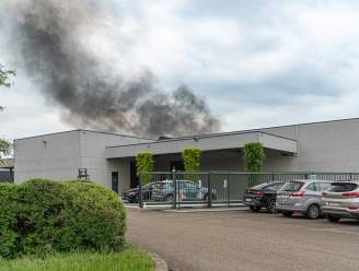 Dikke rookpluim door zware industriebrand bedrijf ‘Jeubis’ in Sint-Truiden
