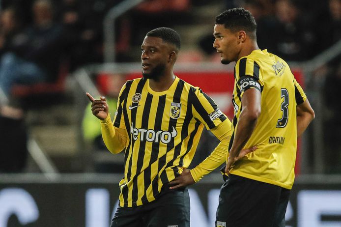 Riechedly Bazoer  en Danilho Doekhi overleggen in de Galgenwaard. Voor de return moeten de sterkhouders van Vitesse aan de bak.