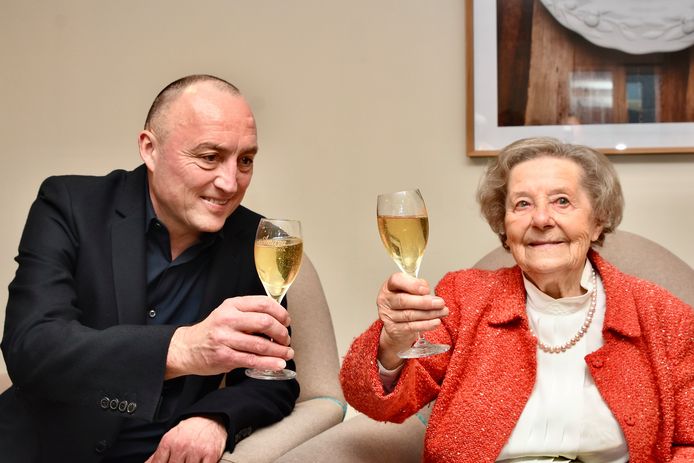 Anderlechtvoorzitter Wouter Vandenhaute verraste Maria Van Hecke op haar 100ste verjaardag.