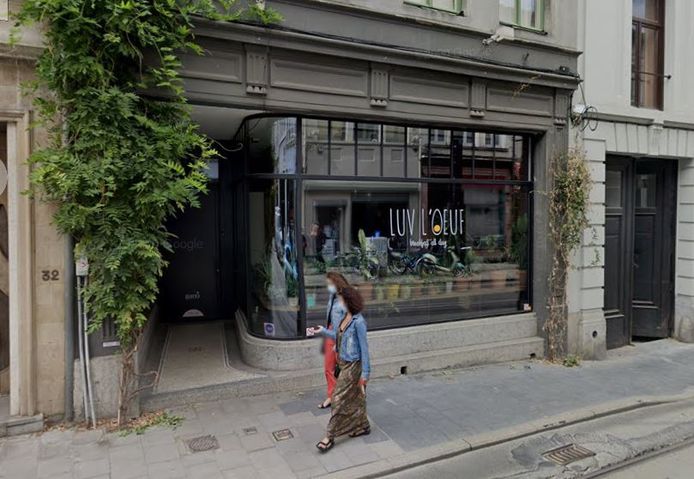 Une Femme Surprise En Train D Uriner En Plein Jour Dans L Entree D Un Restaurant Gantois Faits Divers 7sur7 Be