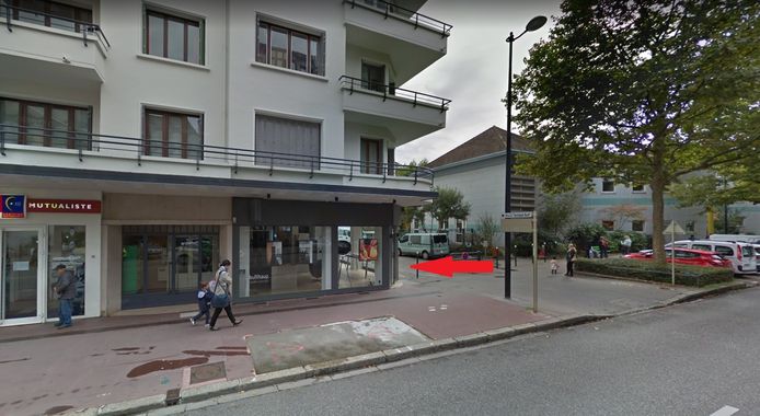De jonge vrouw reed deze etalage binnen van een winkel in het centrum van Annecy.