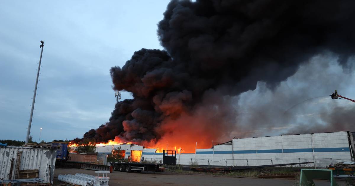 Zeer grote brand na explosie legt enorm bedrijfspand in Beesd in de as; A2 afgesloten; NL-Alert verstuurd