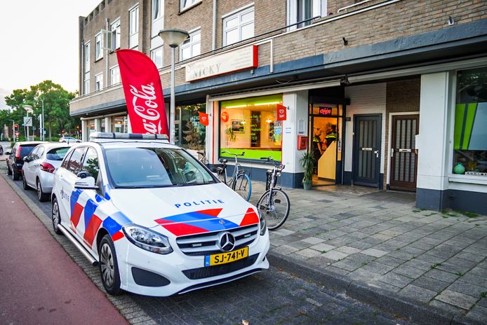 Overval op cafetaria Nicky, de politie doet onderzoek.