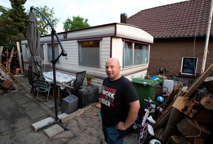 Marcel van Scharrenburg uit 's-Heerenberg staat bij de stacaravan in zijn tuin waar zes weken lang een vrouw uit Oekraïne en haar twee kinderen ondergebracht waren.
