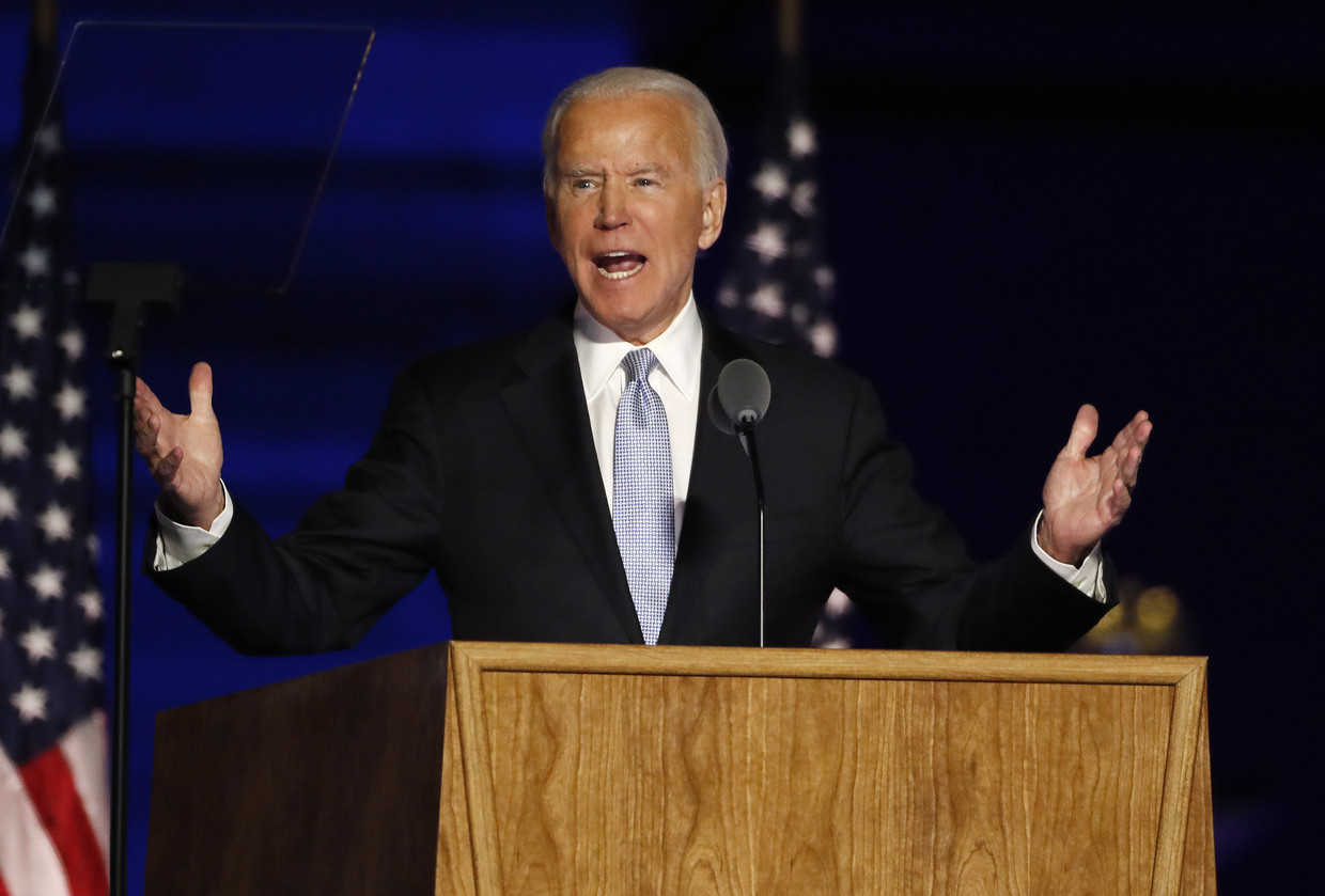 Joe Biden tijdens zijn eerste speech sinds zaterdag bekend werd dat hij de nieuwe president van de Verenigde Staten wordt. Beeld EPA