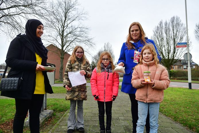 Tijdens de speurtocht zijn ingrediënten in de pot verzameld en bij terugkeer op de Broedplaats kregen de kinderen het recept voor de koekjes mee.