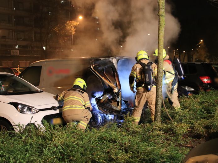 De brandweer heeft in de nacht van zaterdag op zondag een brand in een bedrijfswagen geblust aan de Mariëndaal in Ede.