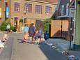 Het Oudercomité Aspelare heeft de voetpaden aan de school afgezet met knuffels als actie voor veilige schoolomgeving.