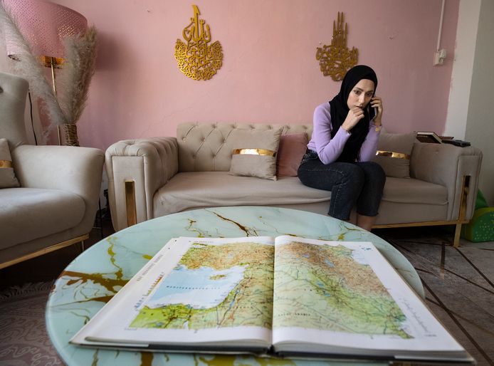 Yasmeen Hallak (29) uit Syrie heeft veel vermiste familieleden in Syrie na de aardbevingen.