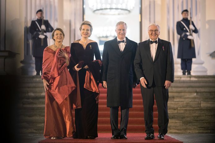 Bondspresident Steinmeier en zijn echtgenoot Elke poseren eerst samen met koning Filip en koningin Mathilde voordat ze Bellevue Palace binnengaan.