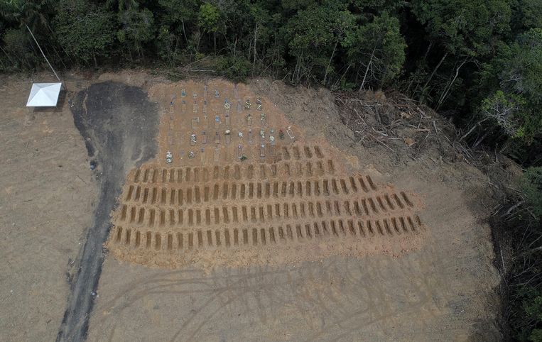 In de grootste stad in de Amazone, Manaus, zijn massagraven gegraven om de overledenen een laatste rustplaats te geven. Beeld AP